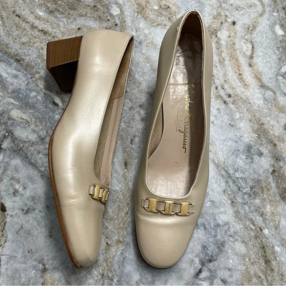 Salvatore Ferragamo Boutique Creamy Gold Pumps Size 8.5 B